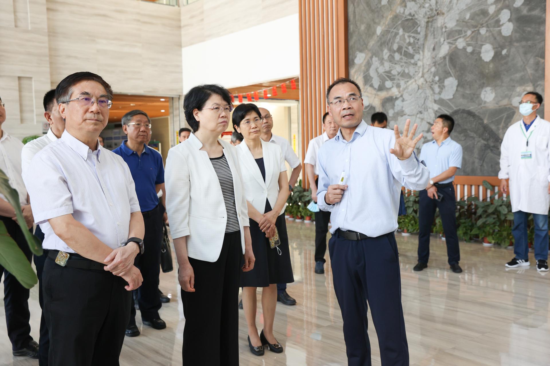 湖北省副省長肖菊華來中國地質(zhì)大學(xué)（武漢）調(diào)研：瞄準(zhǔn)戰(zhàn)略需求優(yōu)化提升科研實力-地大熱能
